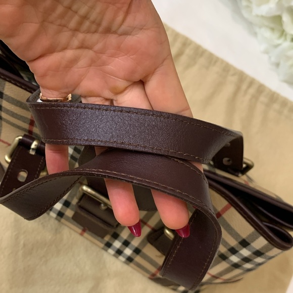Almost Brand New Burberry bag - Picture 12 of 17